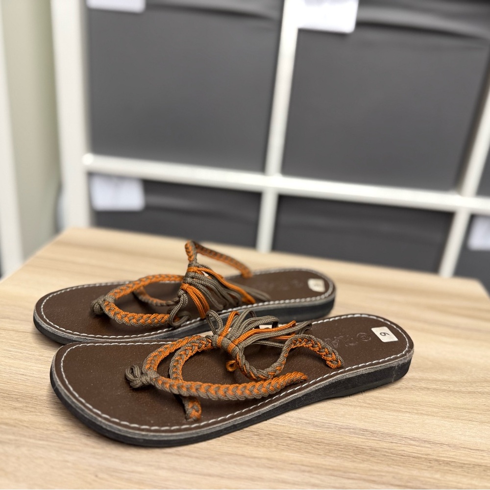 Plaka. Oceanside Beach Flip Flop Sandals in Orange and Gray
